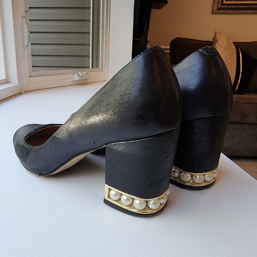 Black Karl Lagerfeld heals with pearls